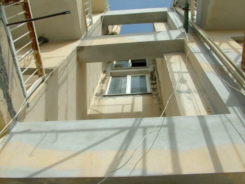 Επισκευές οπλισμού, μονώσεις τοίχων, χρωματισμός.