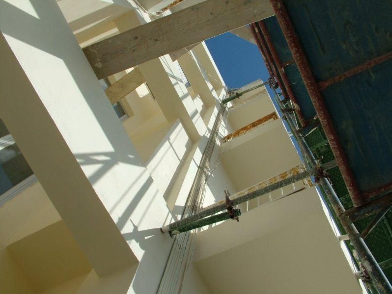 Επισκευές οπλισμού, μονώσεις τοίχων, χρωματισμός.