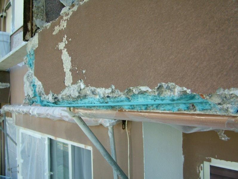 Επισκευές οπλισμού, μονώσεις τοίχων, χρωματισμός.