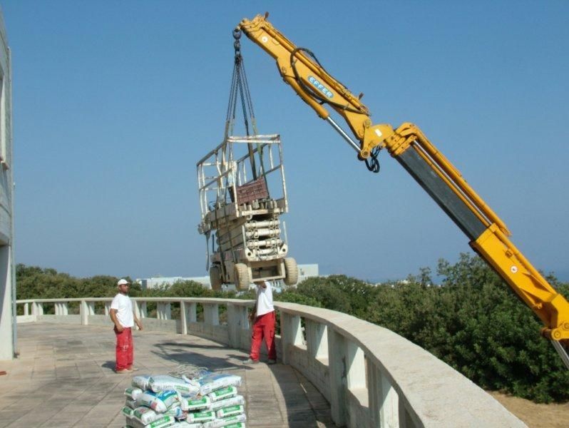 Επισκευές οπλισμού, μονώσεις τοίχων, χρωματισμός.
