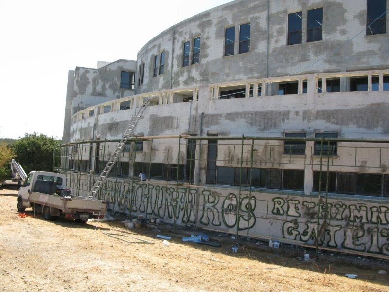 Επισκευές οπλισμού, μονώσεις τοίχων, χρωματισμός.