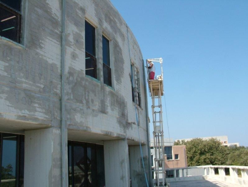 Επισκευές οπλισμού, μονώσεις τοίχων, χρωματισμός.