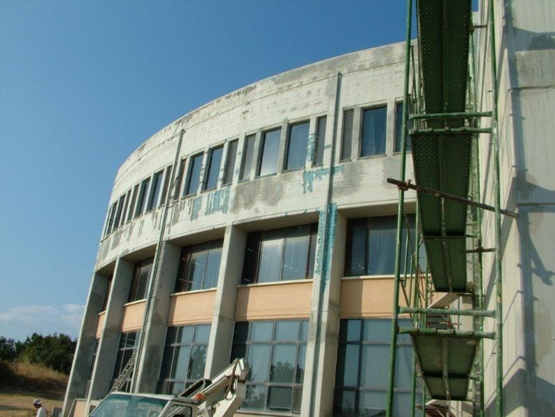 Επισκευές οπλισμού, μονώσεις τοίχων, χρωματισμός.