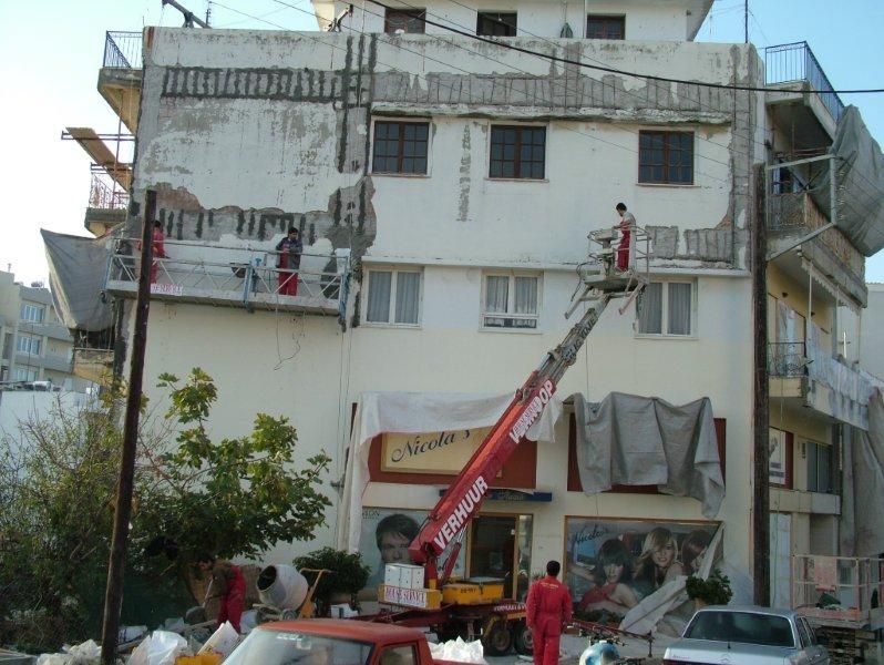 Επισκευές οπλισμού, μονώσεις τοίχων, χρωματισμός.
