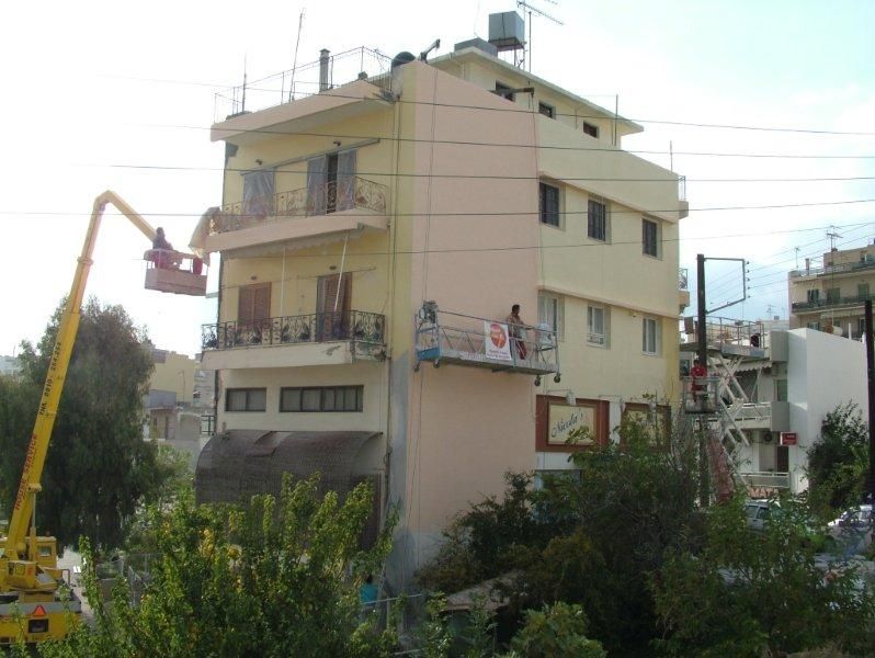 Επισκευές οπλισμού, μονώσεις τοίχων, χρωματισμός.