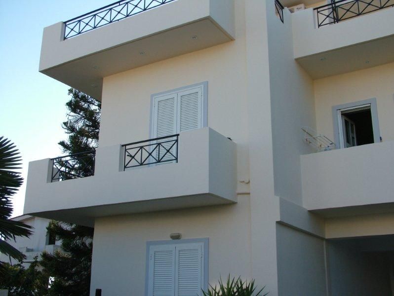 Επισκευές οπλισμού, μονώσεις τοίχων, χρωματισμός.