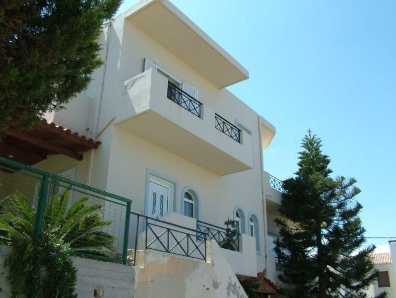 Επισκευές οπλισμού, μονώσεις τοίχων, χρωματισμός.