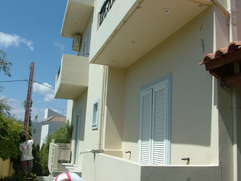 Επισκευές οπλισμού, μονώσεις τοίχων, χρωματισμός.