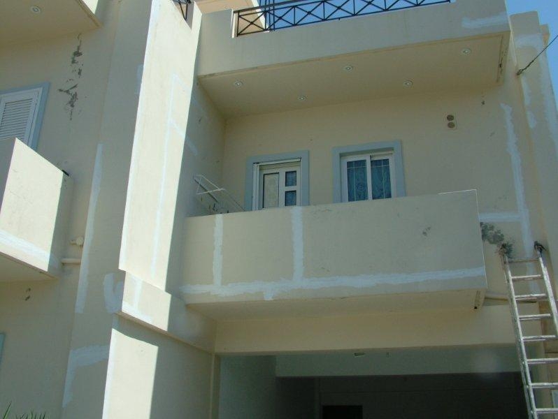 Επισκευές οπλισμού, μονώσεις τοίχων, χρωματισμός.