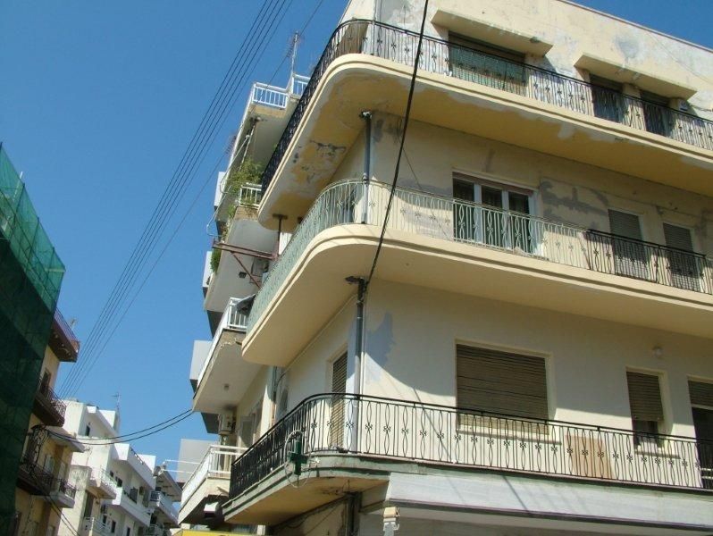Επισκευές οπλισμού, μονώσεις τοίχων, χρωματισμός.