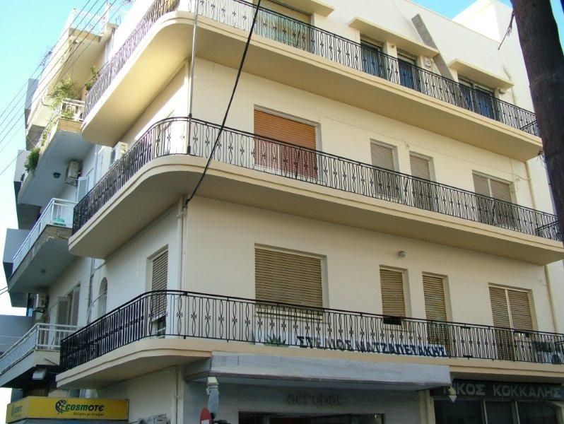 Επισκευές οπλισμού, μονώσεις τοίχων, χρωματισμός.