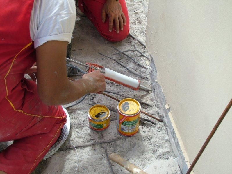 Επισκευές οπλισμού, μονώσεις τοίχων, χρωματισμός.