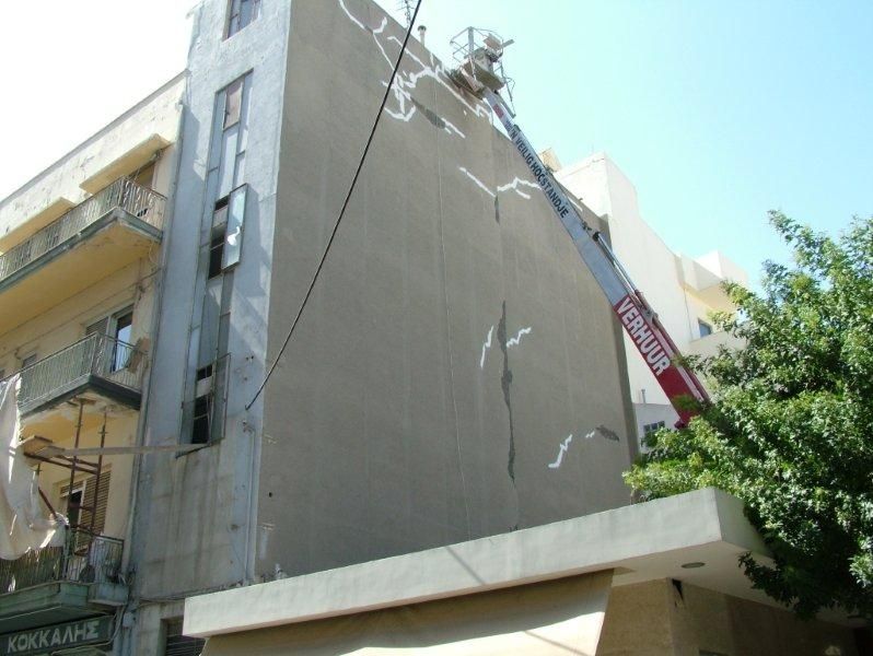Επισκευές οπλισμού, μονώσεις τοίχων, χρωματισμός.