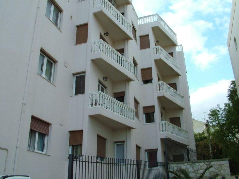 Επισκευές οπλισμού, μονώσεις τοίχων, χρωματισμός υγρομόνωση ταράτσας.