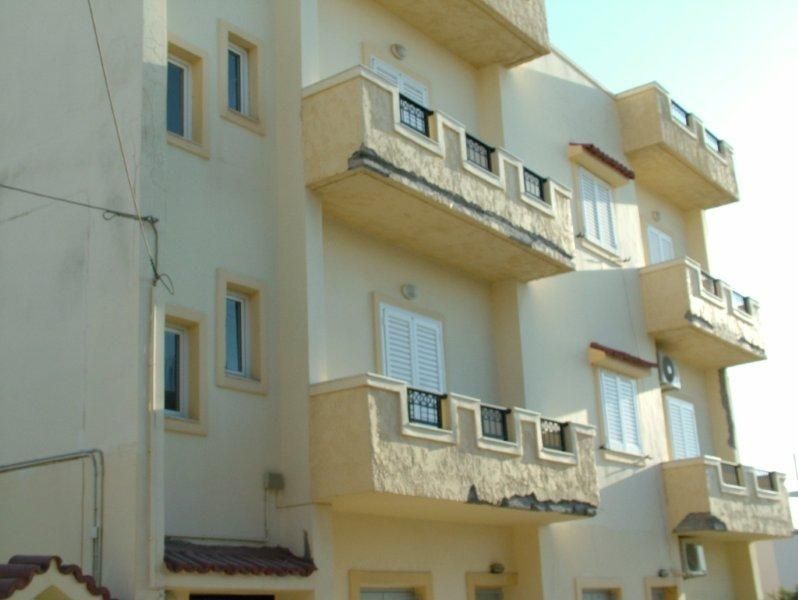 Επισκευές οπλισμού, μονώσεις τοίχων, χρωματισμός.