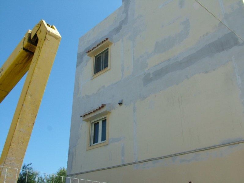 Επισκευές οπλισμού, μονώσεις τοίχων, χρωματισμός.