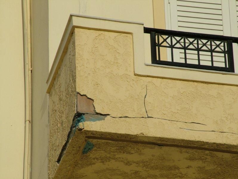 Επισκευές οπλισμού, μονώσεις τοίχων, χρωματισμός.