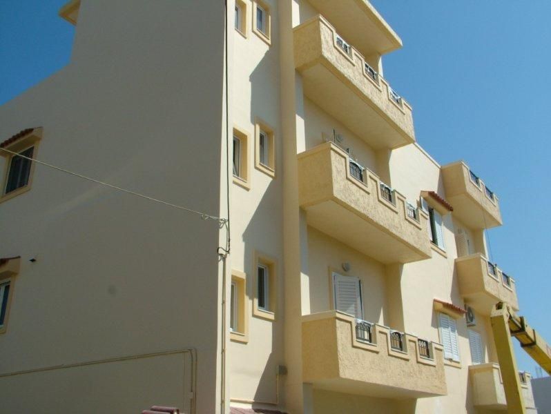 Επισκευές οπλισμού, μονώσεις τοίχων, χρωματισμός.