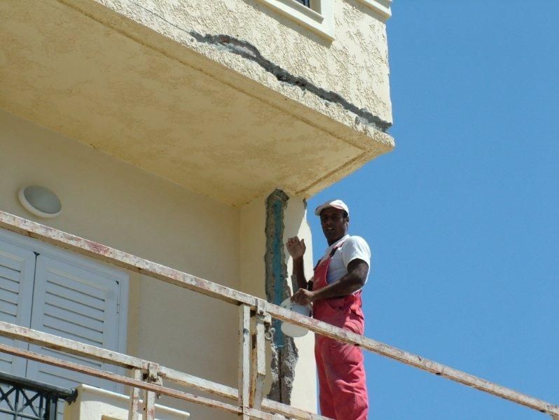 Επισκευές οπλισμού, μονώσεις τοίχων, χρωματισμός.