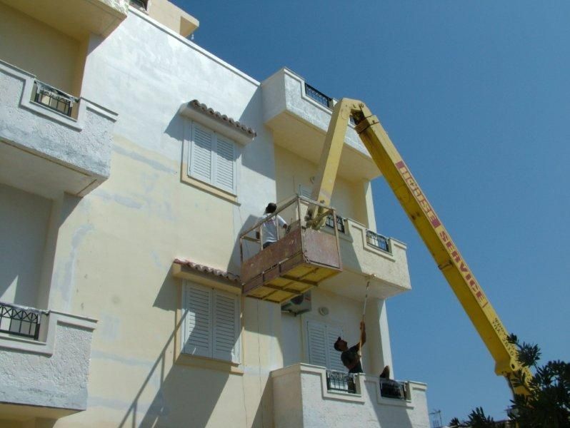 Επισκευές οπλισμού, μονώσεις τοίχων, χρωματισμός.