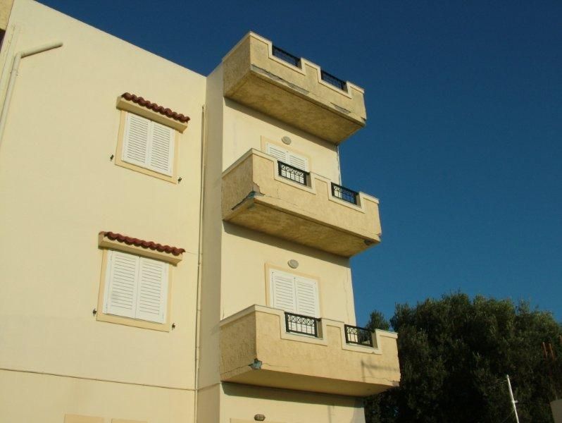 Επισκευές οπλισμού, μονώσεις τοίχων, χρωματισμός.