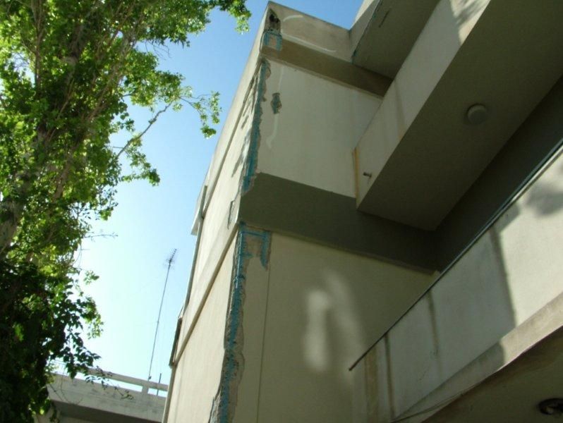Επισκευές οπλισμού, μονώσεις τοίχων, χρωματισμός.