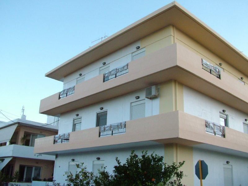 Επισκευές οπλισμού, μονώσεις τοίχων, χρωματισμός υγρομόνωση θερμομόνωσης ταράτσας.