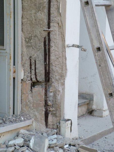 Επισκευές οπλισμού, μονώσεις τοίχων, χρωματισμός εσωτερική ανακαίνιση διαμερίσματος.
