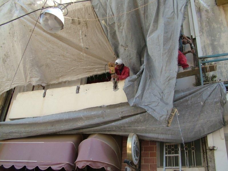 Επισκευές οπλισμού, μονώσεις τοίχων, χρωματισμός εσωτερική ανακαίνιση διαμερίσματος.