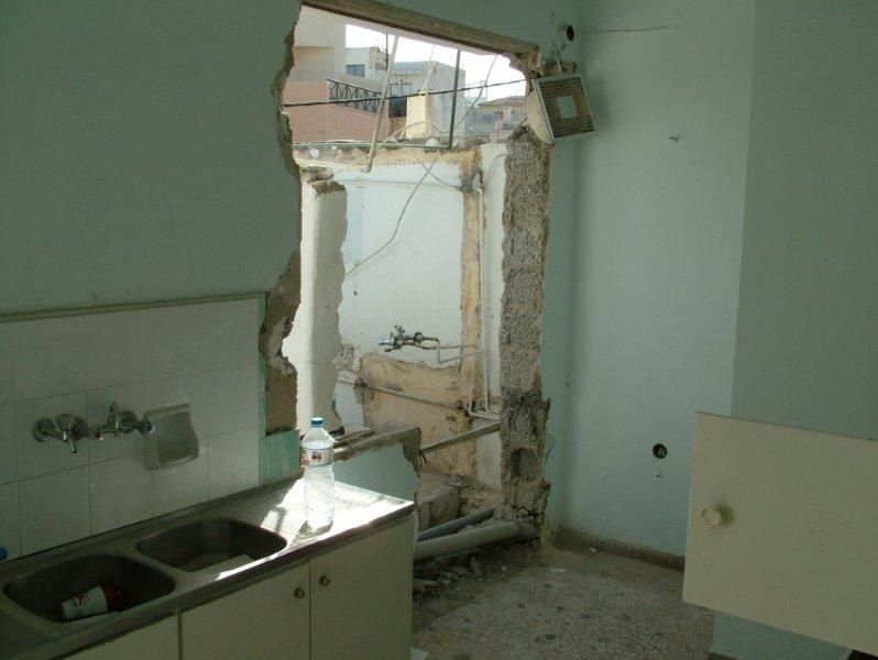 Επισκευές οπλισμού, μονώσεις τοίχων, χρωματισμός εσωτερική ανακαίνιση διαμερίσματος.