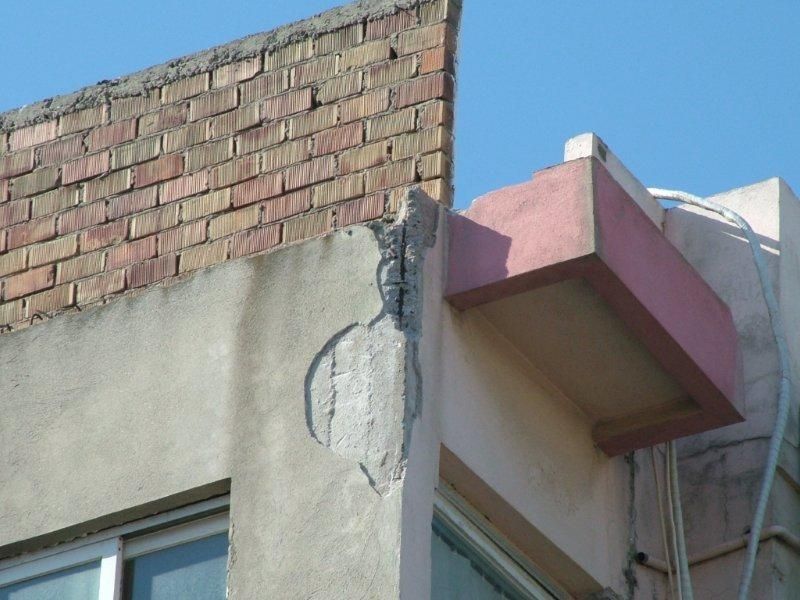 Επισκευές οπλισμού, μονώσεις τοίχων, χρωματισμός υγρομόνωση ταράτσας.