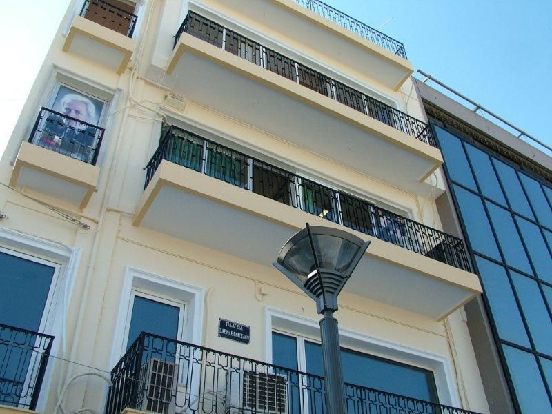 Επισκευές οπλισμού, μονώσεις τοίχων, χρωματισμός υγρομόνωση ταράτσας.