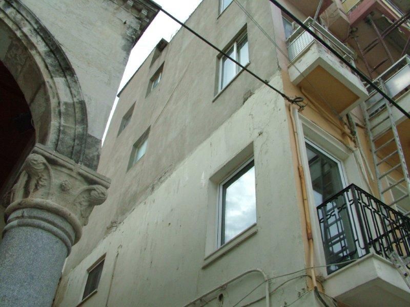 Επισκευές οπλισμού, μονώσεις τοίχων, χρωματισμός υγρομόνωση ταράτσας.