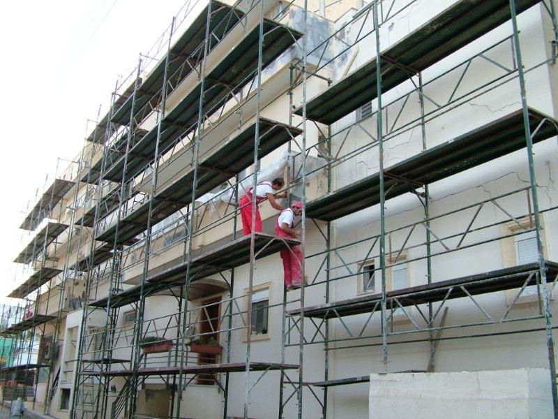 Επισκευές οπλισμού, μονώσεις τοίχων, χρωματισμός.