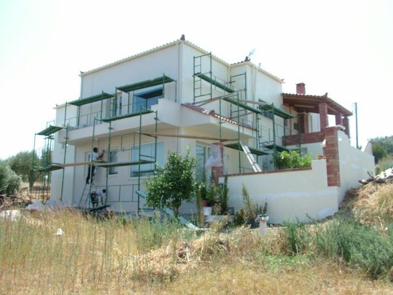 Επισκευές οπλισμού, μονώσεις τοίχων, χρωματισμός.