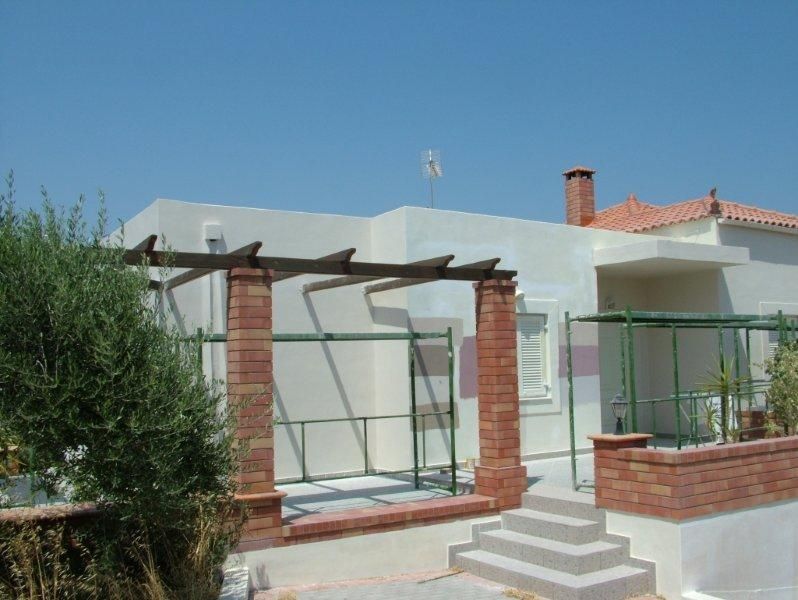 Επισκευές οπλισμού, μονώσεις τοίχων, χρωματισμός.