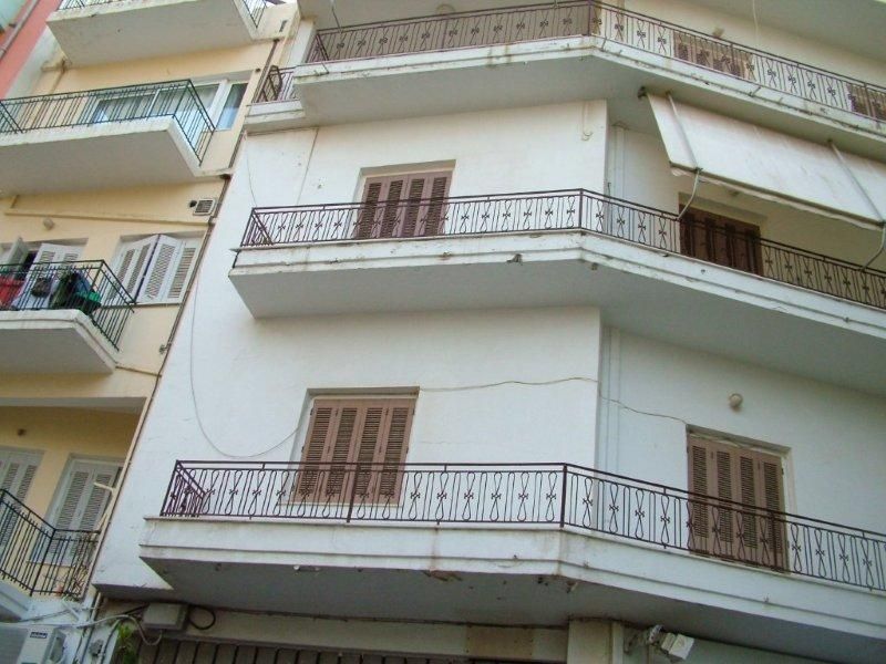 Επισκευές οπλισμού, μονώσεις τοίχων, χρωματισμός.