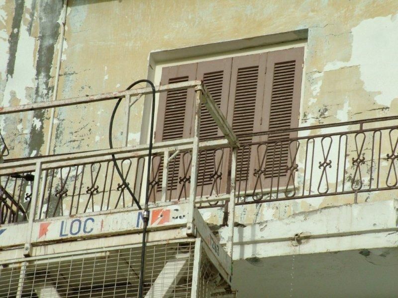 Επισκευές οπλισμού, μονώσεις τοίχων, χρωματισμός.