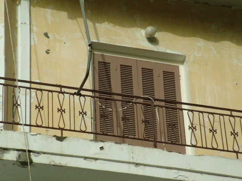 Επισκευές οπλισμού, μονώσεις τοίχων, χρωματισμός.