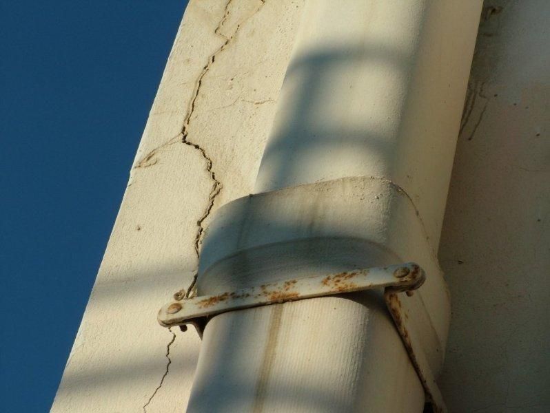 Επισκευές οπλισμού, μονώσεις τοίχων, χρωματισμός.