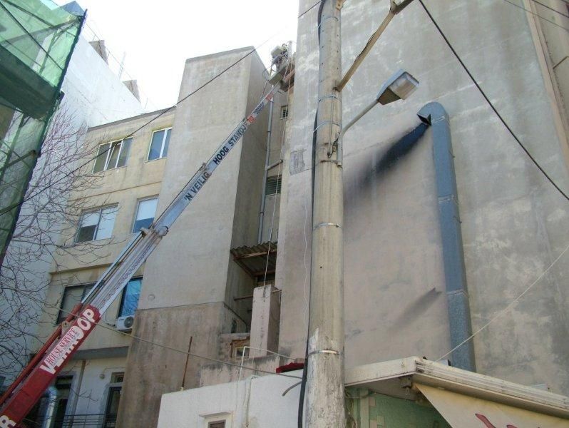 Επισκευές οπλισμού, μονώσεις τοίχων, χρωματισμός.