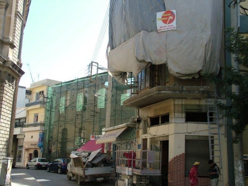 Επισκευές οπλισμού, μονώσεις τοίχων, χρωματισμός.