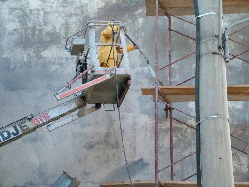 Επισκευές οπλισμού, μονώσεις τοίχων, χρωματισμός.