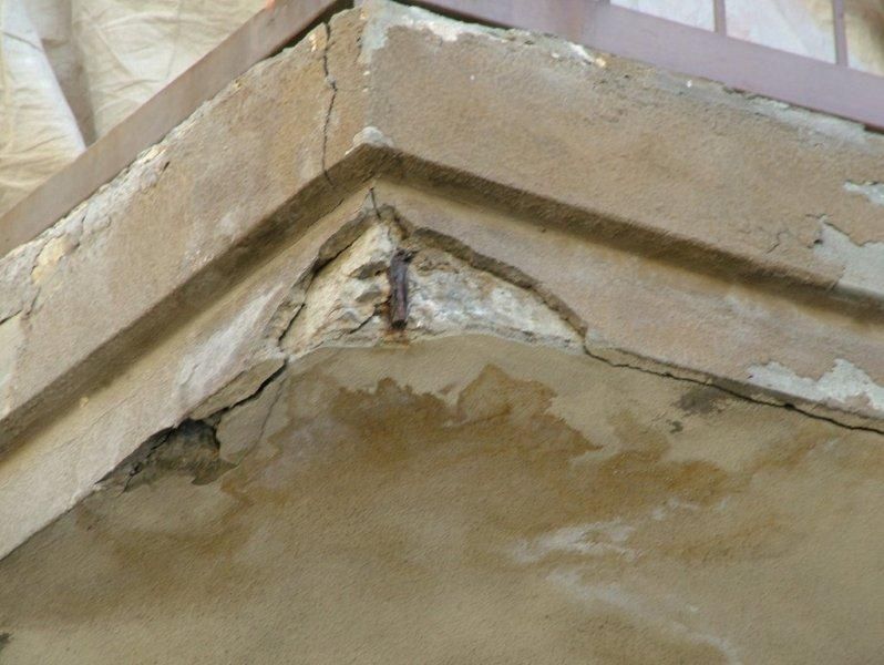 Επισκευές οπλισμού, μονώσεις τοίχων, χρωματισμός.