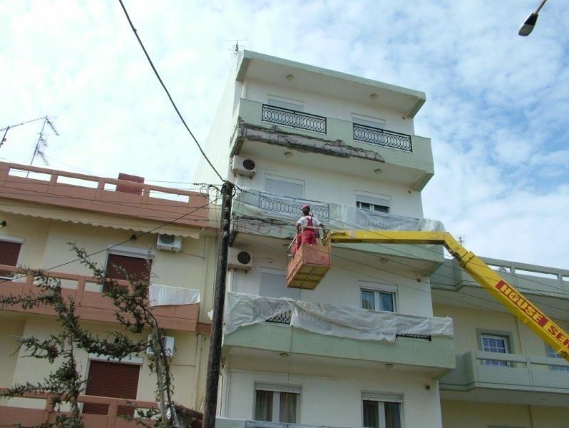 Επισκευές οπλισμού, μονώσεις τοίχων, χρωματισμός πρόσοψης.