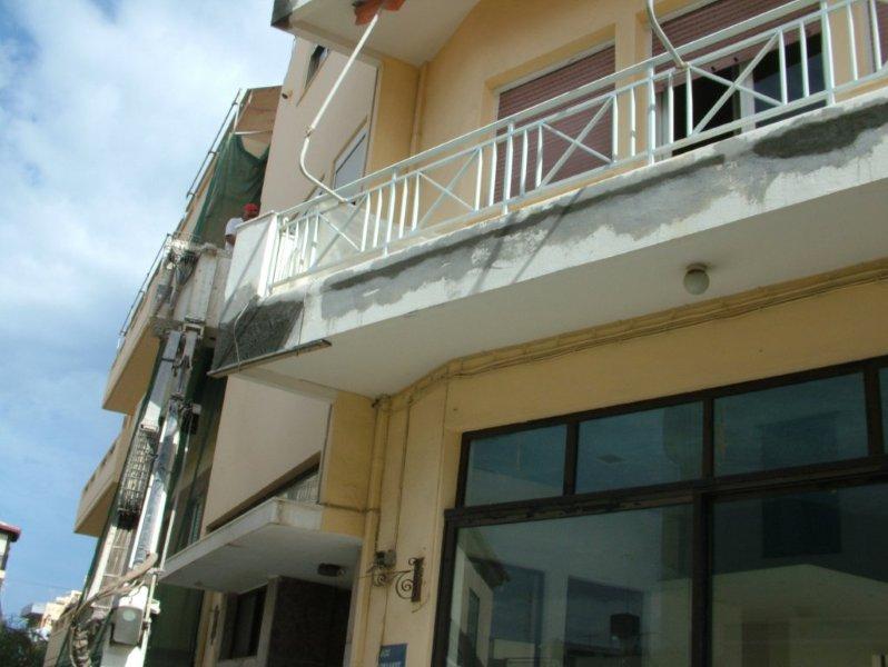 Επισκευές οπλισμού, μονώσεις τοίχων, χρωματισμός.