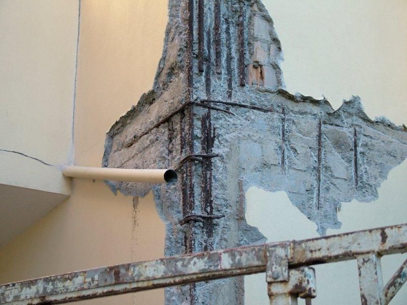 Επισκευές οπλισμού, μονώσεις τοίχων, χρωματισμός.