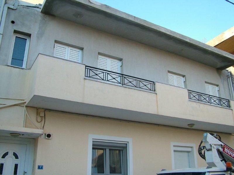 Επισκευές οπλισμού, μονώσεις τοίχων, χρωματισμός.