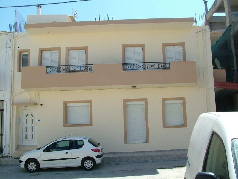 Επισκευές οπλισμού, μονώσεις τοίχων, χρωματισμός.