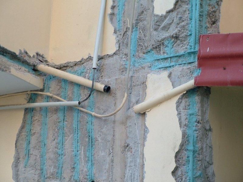 Επισκευές οπλισμού, μονώσεις τοίχων, χρωματισμός.